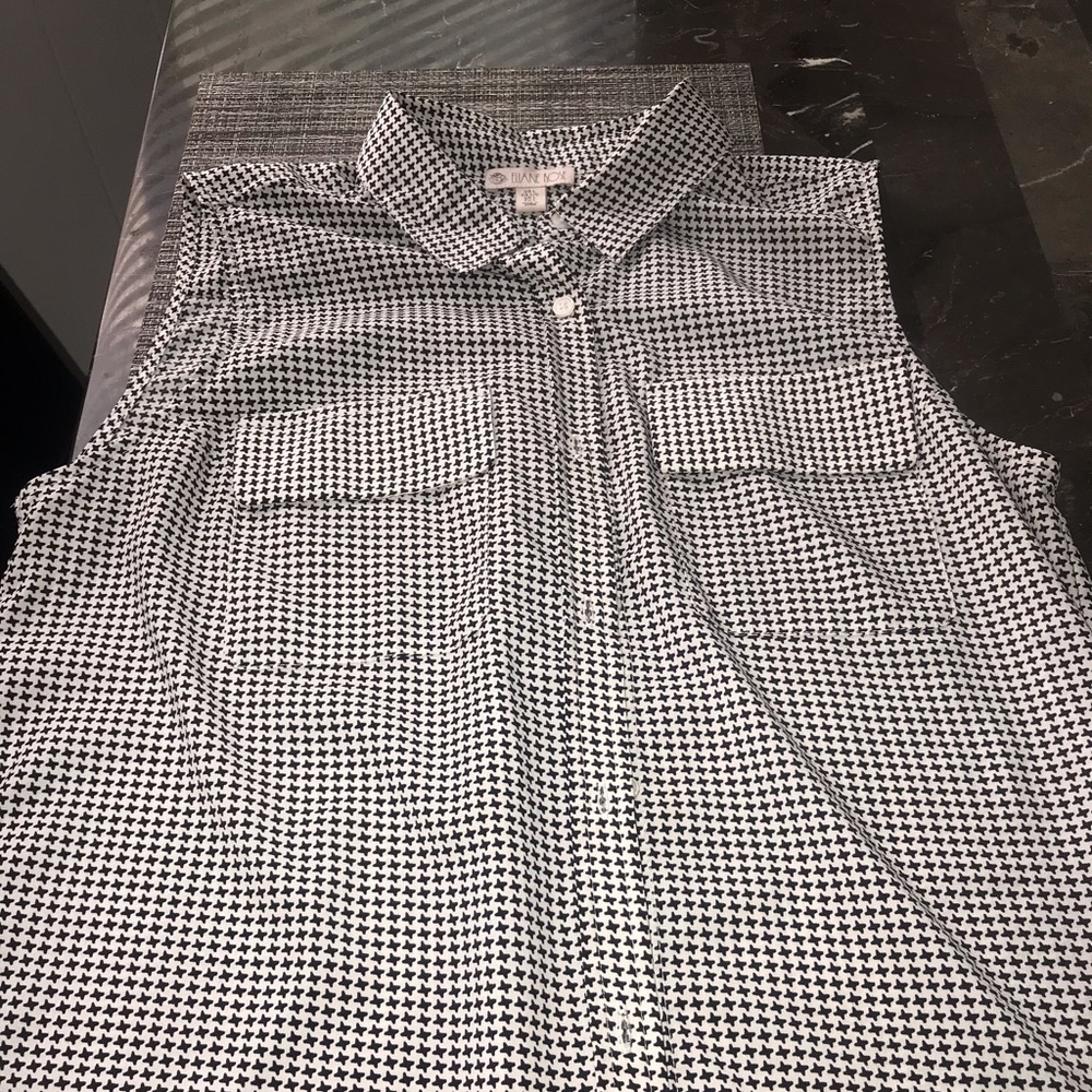 Like new black and white sleeveless blouse ❤️